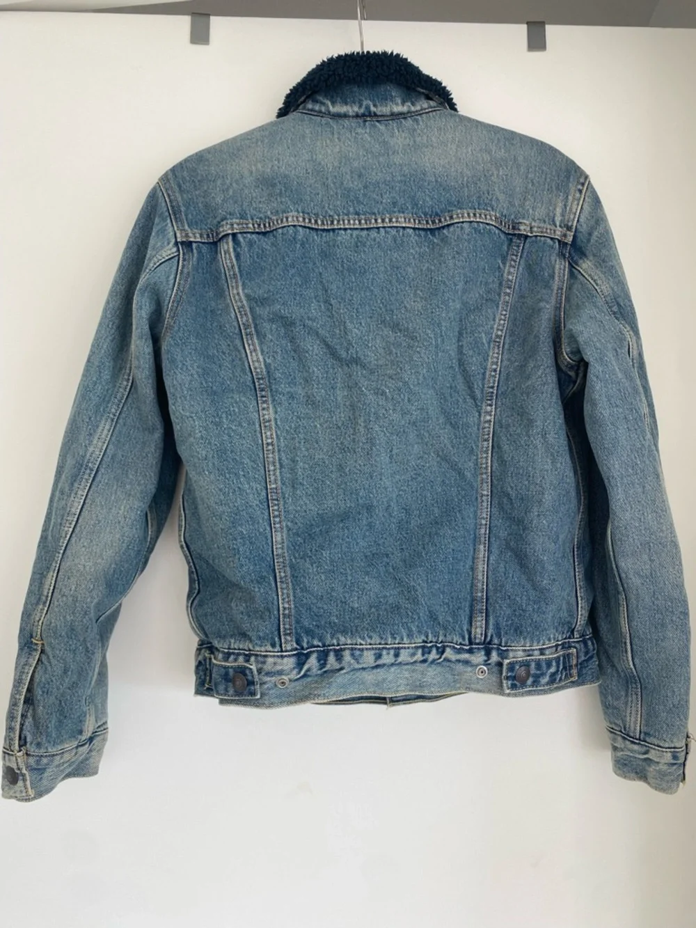 Levi's Light Blue Denim Jacket with Dark Blue Sherpa Collar - Picture 3 of 3